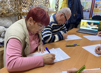 Замість плетіння сіток: як у Черкасах волонтери писали диктант національної єдності Замість плетіння сіток: як у Черкасах волонтери писали диктант національної єдності