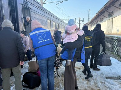 До Мукачева прибув евакуаційний потяг із Дніпропетровщини До Мукачева прибув евакуаційний потяг із Дніпропетровщини