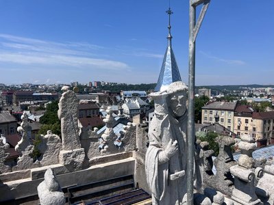 Статуї на вежі костелу, червень 2024 Статуї на вежі костелу, червень 2024