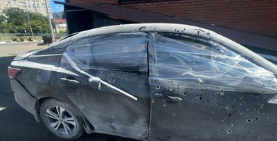 Автівка, яка була пошкоджена через влучання російського безпілотника у Шевченківському районі Харкова Автівка, яка була пошкоджена через влучання російського безпілотника у Шевченківському районі Харкова
