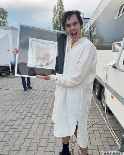 Ніколас Голт із пенісом, який подарував режисер фільму "Носферату" Nicholas Hoult Ніколас Голт із пенісом, який подарував режисер фільму "Носферату" Nicholas Hoult