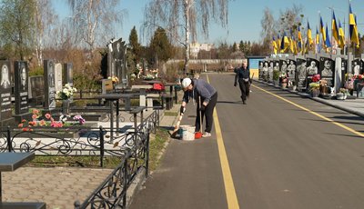Підготовка до "гробків" у Черкасах: прибирають кладовища і розробляють маршрути Підготовка до "гробків" у Черкасах: прибирають кладовища і розробляють маршрути