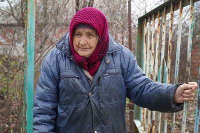 "Тих не подужають, так вони тут усе руйнують": як живуть у Романках, що за 20 кілометрів від лінії фронту "Тих не подужають, так вони тут усе руйнують": як живуть у Романках, що за 20 кілометрів від лінії фронту