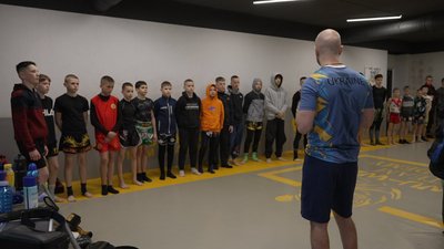 У Вінниці оборонець проводить тренування для дітей з тайського боксу У Вінниці оборонець проводить тренування для дітей з тайського боксу