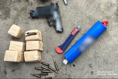 Вилучили пістолет, гранати та набої. Жителя Нікопольщини підозрюють у зберіганні зброї та боєприпасів Вилучили пістолет, гранати та набої. Жителя Нікопольщини підозрюють у зберіганні зброї та боєприпасів
