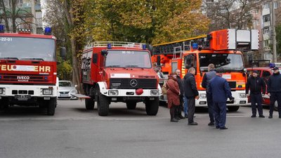 Три автівки для рятувальників, дві для громад: Чернігівщина отримали техніку від німецьких парнерів