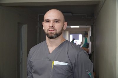 "Відчуваю уламок у руці". У Дніпрі лікується військовослужбовець Дмитро "Відчуваю уламок у руці". У Дніпрі лікується військовослужбовець Дмитро