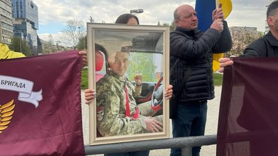 У Вінниці під час хвилини мовчання вшанували полеглого Давида Ковальова на псевдо "Дава" У Вінниці під час хвилини мовчання вшанували полеглого Давида Ковальова на псевдо "Дава"