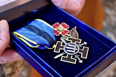 Пройшов бої на Донеччині: Сирський посмертно нагородив захисника "Комбатанським хрестом" Пройшов бої на Донеччині: Сирський посмертно нагородив захисника "Комбатанським хрестом"