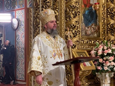 У Києві люди прийшли з нагоди Різдва на Божественну Літургію ПЦУ у Михайлівському соборі У Києві люди прийшли з нагоди Різдва на Божественну Літургію ПЦУ у Михайлівському соборі