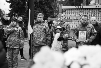 У Луцьку провели в останню дорогу 41-річного військового Миколу Чуса У Луцьку провели в останню дорогу 41-річного військового Миколу Чуса