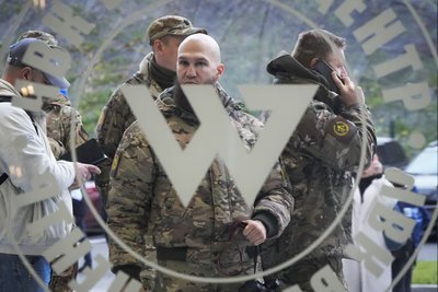 Чоловіки у біля входу в Центр ПВК Вагнер у Санкт-Петербурзі