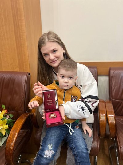 У Житомирі чотирьом захисникам України вручили державні нагороди У Житомирі чотирьом захисникам України вручили державні нагороди