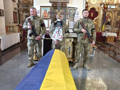 У Полтаві попрощалися із чотирма воїнами, які загинули під час захисту України У Полтаві попрощалися із чотирма воїнами, які загинули під час захисту України