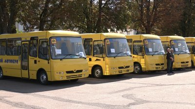 Шкільні автобуси купували у співфінансуванні з державного та місцевих бюджетів Шкільні автобуси купували у співфінансуванні з державного та місцевих бюджетів