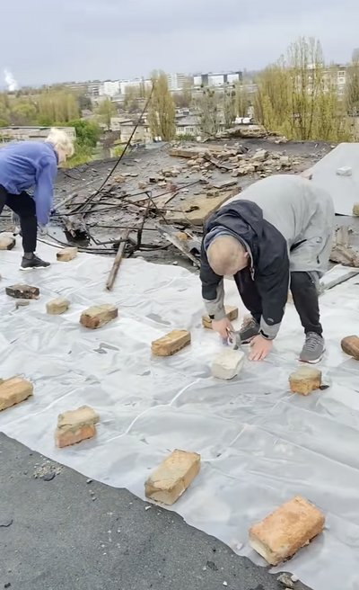 Дах більше не тектиме: міський голова Черкас обіцяє 100% відшкодування наслідків пошкодженя будинку дроном 14 квітня Дах більше не тектиме: міський голова Черкас обіцяє 100% відшкодування наслідків пошкодженя будинку дроном 14 квітня