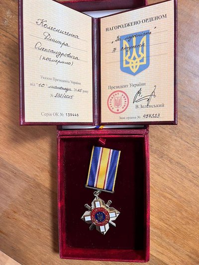 Родині загиблого військового з Одещини Дмитра Колесниченка передали орден «За мужність» Родині загиблого військового з Одещини Дмитра Колесниченка передали орден «За мужність»