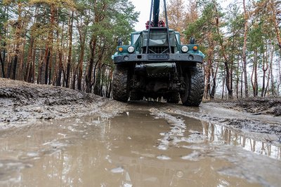 Трофейна вантажівка допомагає нацгвардійцям будувати фортифікації на Харківщині