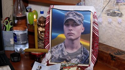 "То була моя душа, мої крила": спогади батьків про загиблого Анатолія Сіненка з Вінниччини "То була моя душа, мої крила": спогади батьків про загиблого Анатолія Сіненка з Вінниччини