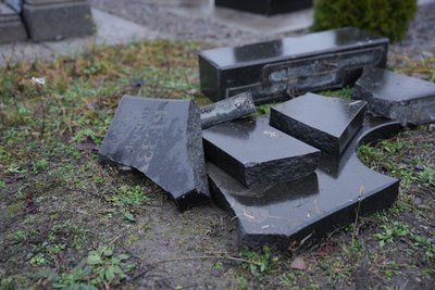 "Ракета побила могили": чи відшкодують пошкоджені пам’ятники після обстрілу цвинтаря на Полтавщині "Ракета побила могили": чи відшкодують пошкоджені пам’ятники після обстрілу цвинтаря на Полтавщині