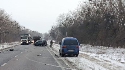 ДТП на Черкащині: внаслідок зіткнення трьох автівок 11 людей отримали травми ДТП на Черкащині: внаслідок зіткнення трьох автівок 11 людей отримали травми