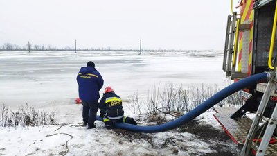 У Кіровоградській області рятувальники відкачують воду у дворах, підвалах та з території дитсадка У Кіровоградській області рятувальники відкачують воду у дворах, підвалах та з території дитсадка