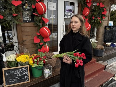 Білі, рожеві, жовті, червоні: у Полтаві продають тюльпани, аби зібрати гроші на авто для ЗСУ Білі, рожеві, жовті, червоні: у Полтаві продають тюльпани, аби зібрати гроші на авто для ЗСУ