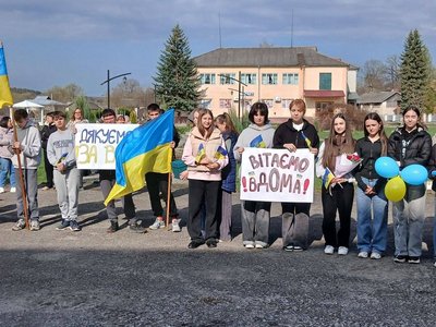 Учні, плакати, прапори Учні, плакати, прапори