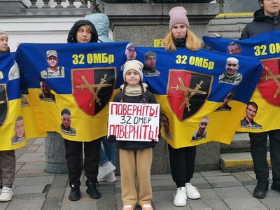 У Полтаві рідні військових нагадали про полон на акції У Полтаві рідні військових нагадали про полон на акції