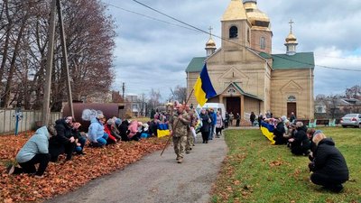 На Чернігівщині поховали військових Віктора Телушка та Євгенія Притику На Чернігівщині поховали військових Віктора Телушка та Євгенія Притику