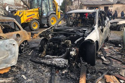 Пошкоджені будинок та автомобілі: фото наслідків російської атаки на Одесу 3 березня Пошкоджені будинок та автомобілі: фото наслідків російської атаки на Одесу 3 березня