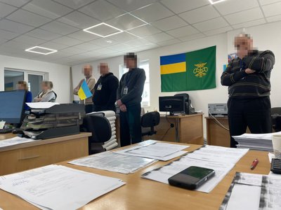 Посадовці Житомирської митниці за винагороду незаконно оформляли "нульове розмитнення" – ДБР Посадовці Житомирської митниці за винагороду незаконно оформляли "нульове розмитнення" – ДБР