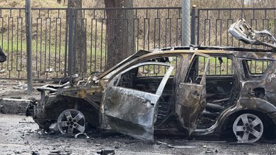 У Харкові внаслідок влучання "Шахеда" згоріло авто У Харкові внаслідок влучання "Шахеда" згоріло авто