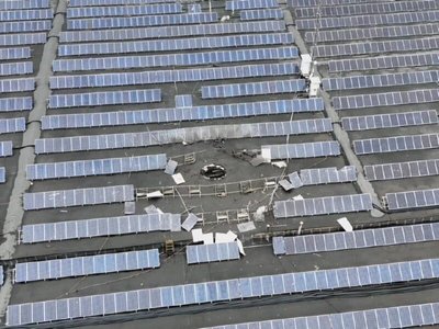 Пробитий дах промислової будівлі Пробитий дах промислової будівлі