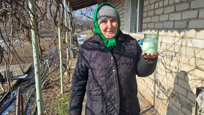 селище Зелений Гай Світлана з банкою молока Донецька область селище Зелений Гай Світлана з банкою молока Донецька область