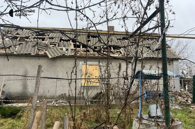 Пошкоджені будинки, гаражі та автомобілі: фото наслідків нічної атаки дронами по Одещині Пошкоджені будинки, гаражі та автомобілі: фото наслідків нічної атаки дронами по Одещині