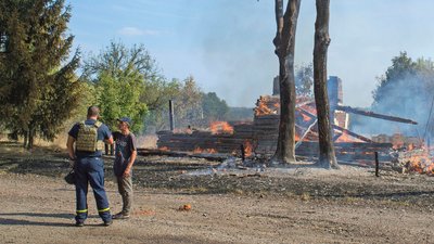Згоріло 25 житлових будинків: росіяни обстріляли село на прикордонні Чернігівщини