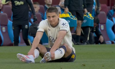 Віталій Миколенко отримав травму у матчі четвертого туру АПЛ Віталій Миколенко отримав травму у матчі четвертого туру АПЛ