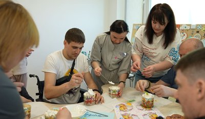 Повернутися до звичного життя: військові в реабілітаційному центрі печуть паски Повернутися до звичного життя: військові в реабілітаційному центрі печуть паски