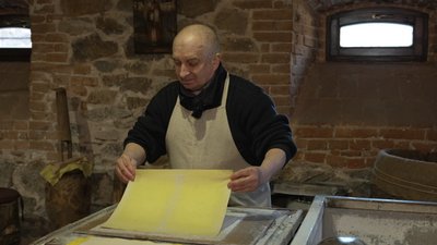У Радомишлі на Житомирщині виготовляють папір за технологією ХVII століття У Радомишлі на Житомирщині виготовляють папір за технологією ХVII століття