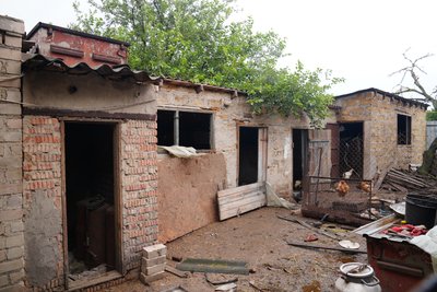 "Нашого будинку немає". Місцеві жителі про наслідки російського авіаудару по передмістю Херсона "Нашого будинку немає". Місцеві жителі про наслідки російського авіаудару по передмістю Херсона