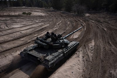 Танкісти Національної гвардії України керують танком Т-64 під час навчань на полігоні Танкісти Національної гвардії України керують танком Т-64 під час навчань на полігоні