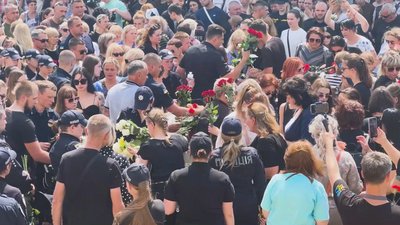 У Прилуках на Чернігівщині попрощалися з родиною, у будинок якої поцілив російський "шахед" У Прилуках на Чернігівщині попрощалися з родиною, у будинок якої поцілив російський "шахед"
