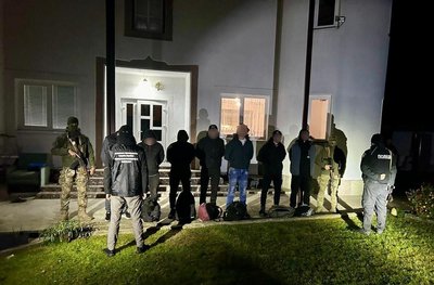 Впродовж вихідних на Закарпатті затримали п'ятьох підозрюваних у переправленні чоловіків через кордон Впродовж вихідних на Закарпатті затримали п'ятьох підозрюваних у переправленні чоловіків через кордон