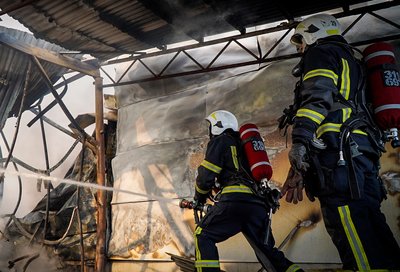 На Львівщині близько 40 надзвичайників гасять пожежу в складському приміщенні На Львівщині близько 40 надзвичайників гасять пожежу в складському приміщенні