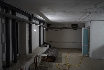 Матраци, вода та світло: як у Миколаєві готують укриття в будинках Матраци, вода та світло: як у Миколаєві готують укриття в будинках