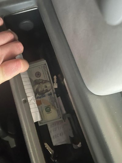На Одещині водій автобуса намагався провезти в Україну незадекларованої валюти на мільйон гривень На Одещині водій автобуса намагався провезти в Україну незадекларованої валюти на мільйон гривень