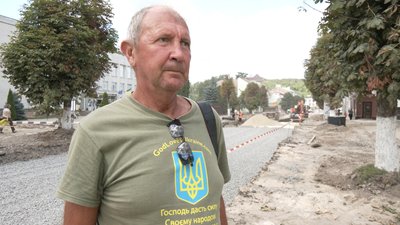Михайло Хоменко, киянин, ремонт дороги у Теребовлі, ремонтують міст, Тернопільщина, 12 серпня 2026 року Михайло Хоменко, киянин, ремонт дороги у Теребовлі, ремонтують міст, Тернопільщина, 12 серпня 2026 року