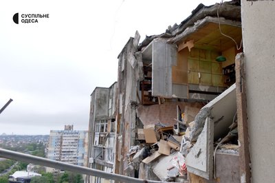 Будинок без людей: в Одесі відселяють мешканців багатоповерхівки, в яку 1 травня влучив дрон Будинок без людей: в Одесі відселяють мешканців багатоповерхівки, в яку 1 травня влучив дрон
