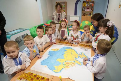 Діти на уроці в укритті ліцею в Савинській громаді Діти на уроці в укритті ліцею в Савинській громаді